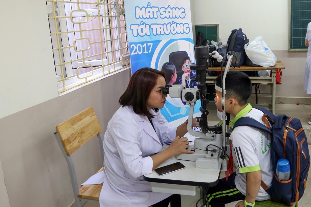 Ths.Bs Phạm Thị Hằng, Trưởng khoa Khúc xạ, Bệnh viện Mắt Quốc tế  rik789 
 khám mắt cho các em học sinh.