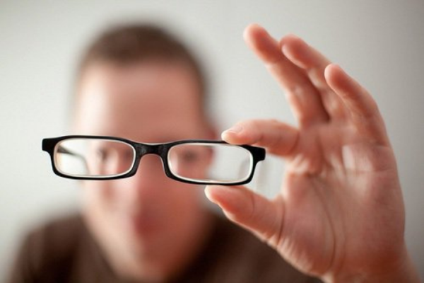 Người mắc tật cận thị cần sử dụng kính để cải thiện tầm nhìn